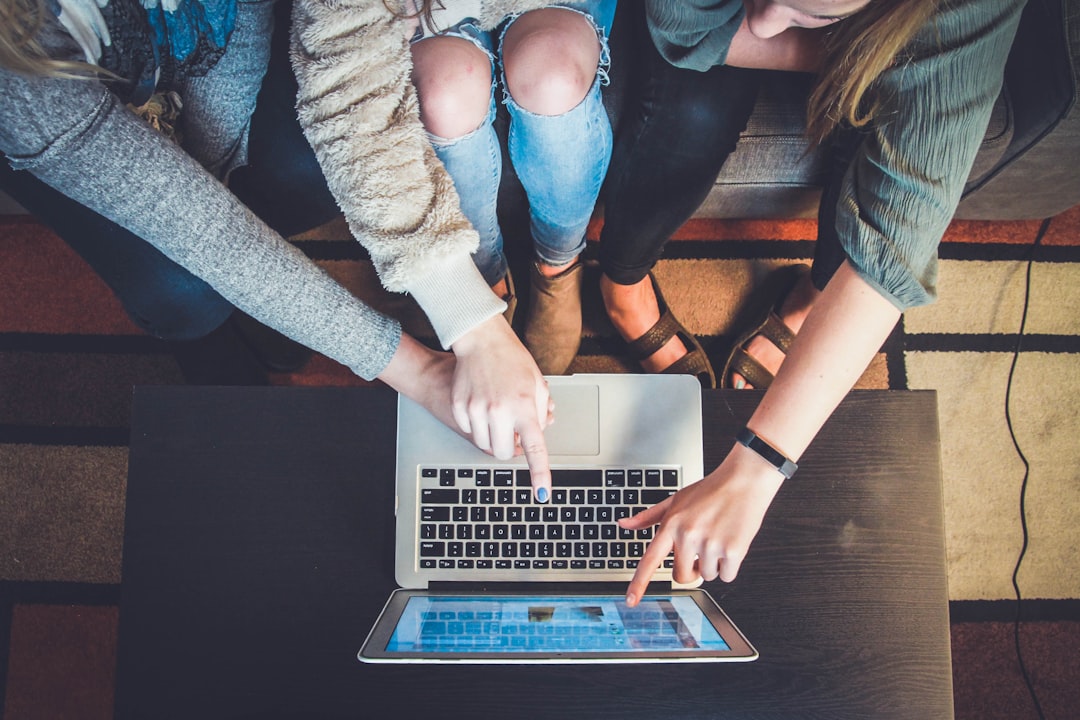découvrez l'univers de la communication digitale, où les entreprises innovent et interagissent efficacement avec leur audience à travers des stratégies percutantes et des outils numériques adaptés. plongez dans les tendances actuelles et les meilleures pratiques pour optimiser votre présence en ligne.
